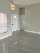 880 NW 123rd Ct in Miami, FL - Foto de edificio - Building Photo