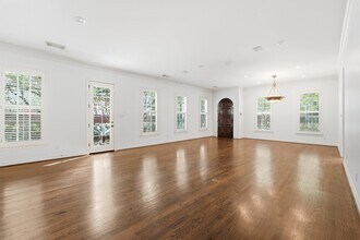 3210 Maroneal St in Houston, TX - Building Photo - Building Photo