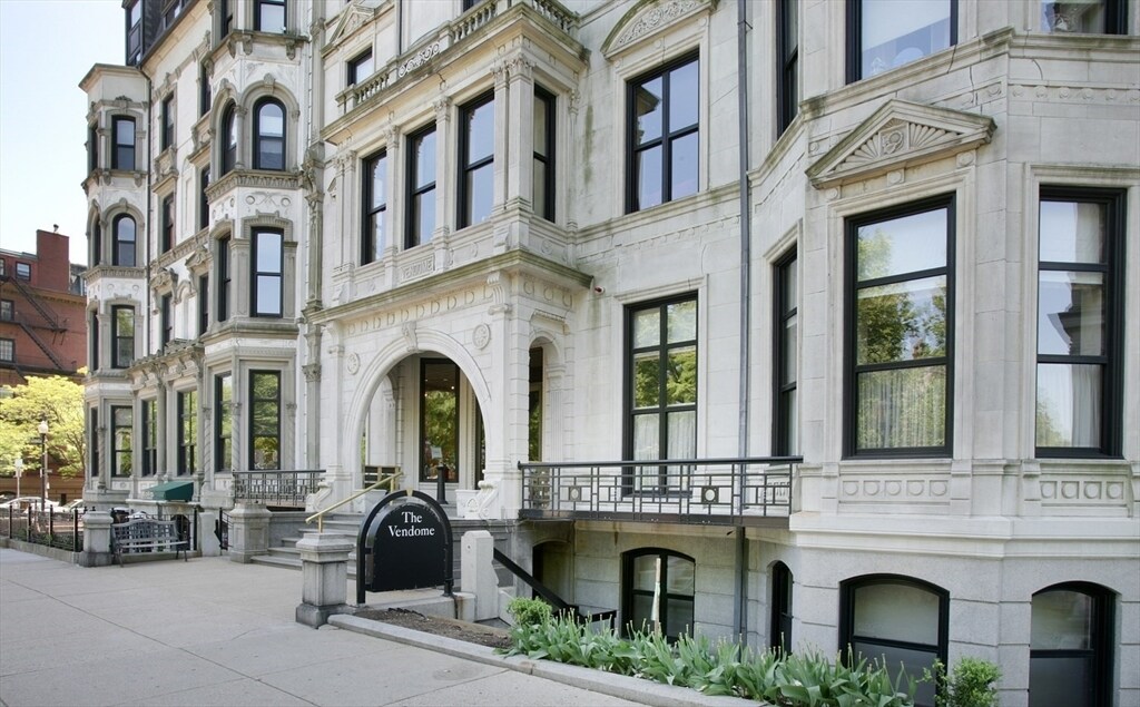 160 Commonwealth Ave in Boston, MA - Building Photo