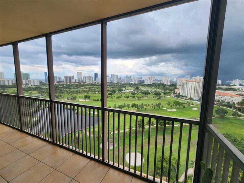 20379 W Country Club Dr in Aventura, FL - Building Photo