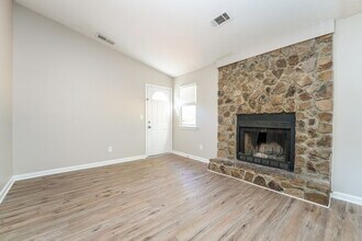 841 Arbor Ct in Stone Mountain, GA - Foto de edificio - Building Photo