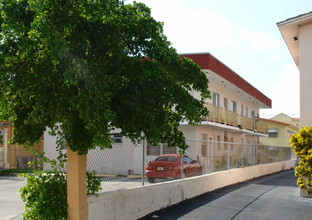 1242 SW 4th St in Miami, FL - Foto de edificio - Building Photo