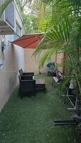 965 NE 146th St, Unit Side Room in North Miami, FL - Building Photo
