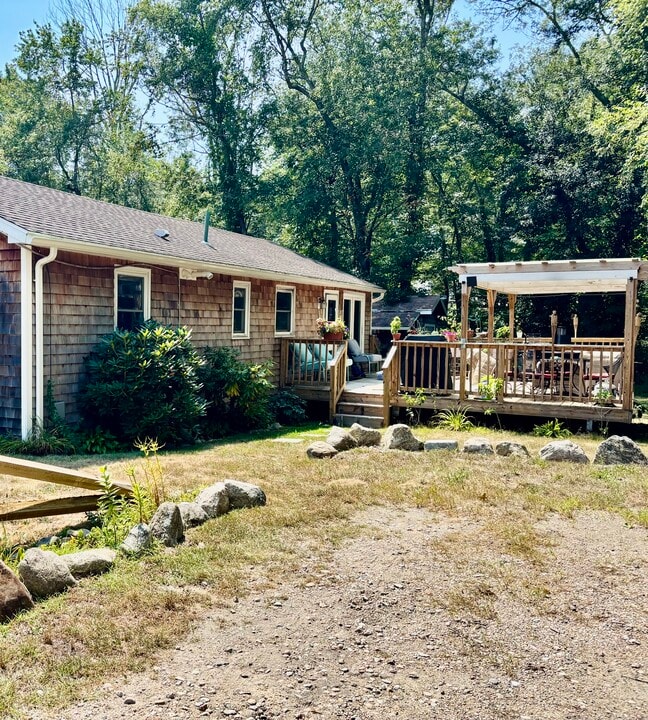 40 S Beechwood Rd in East Lyme, CT - Building Photo