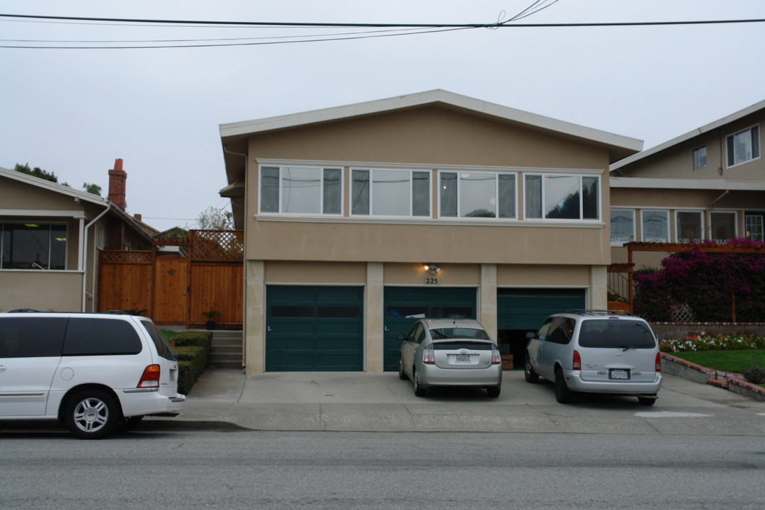 233 Santa Inez Ave in San Bruno, CA - Foto de edificio