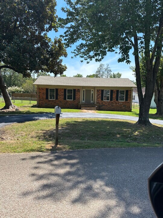 155 Daniel St in Savannah, TN - Building Photo