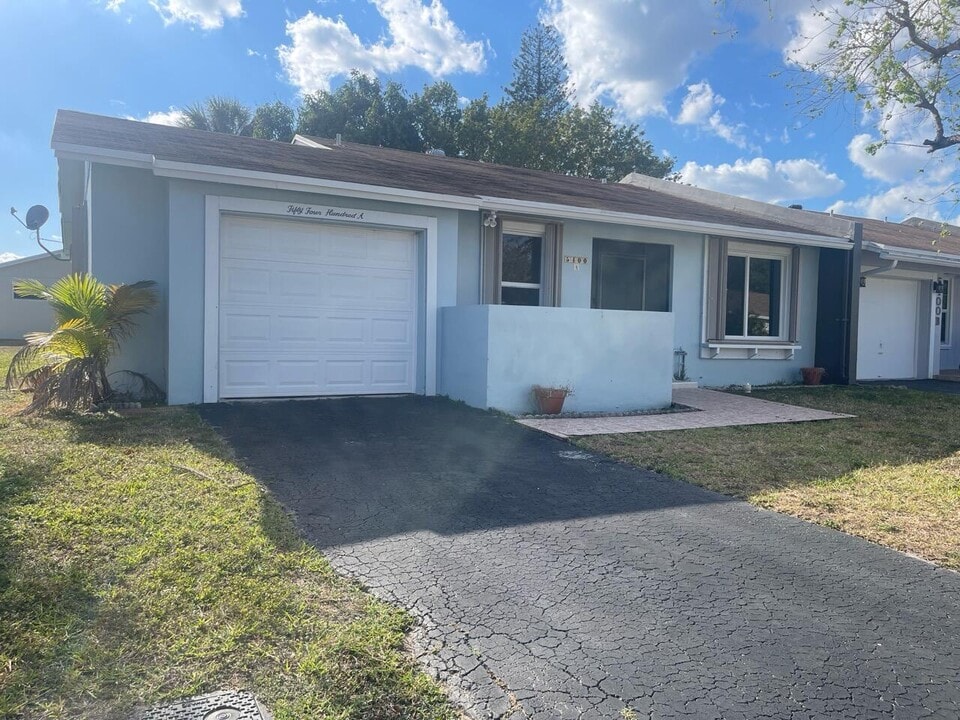 5400 Lakewood Cir S in Margate, FL - Building Photo