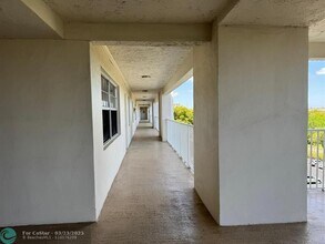 3510 Oaks Way in Pompano Beach, FL - Building Photo - Building Photo