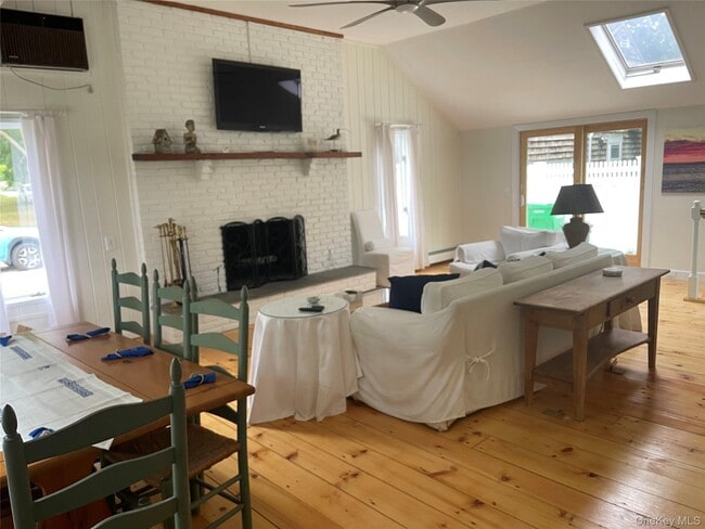 1 Castle View Ct in Westhampton, NY - Building Photo - Building Photo