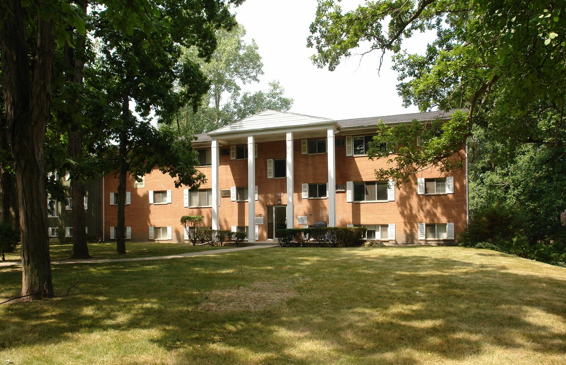 513 Hillcrest Ave in East Lansing, MI - Building Photo