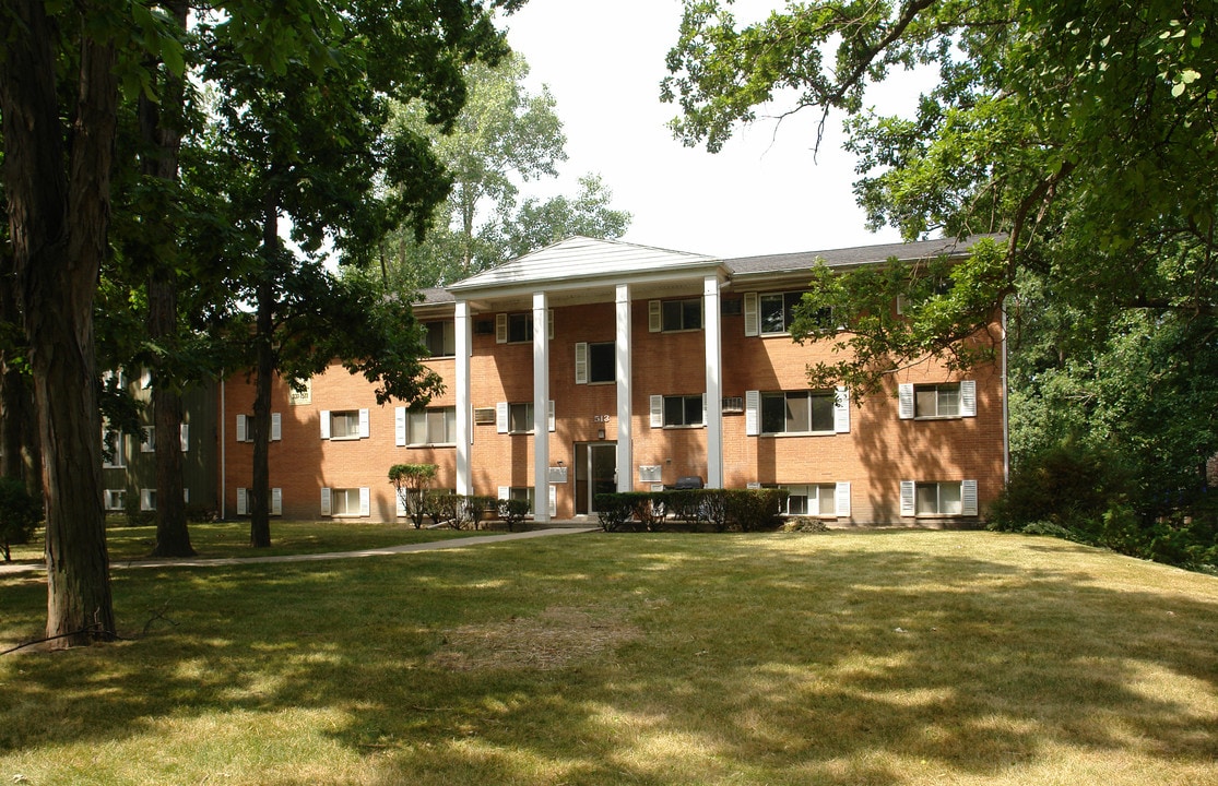 513 Hillcrest Ave in East Lansing, MI - Foto de edificio