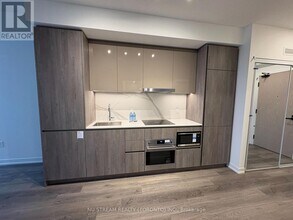 8 Interchange Wy in Vaughan, ON - Building Photo - Building Photo