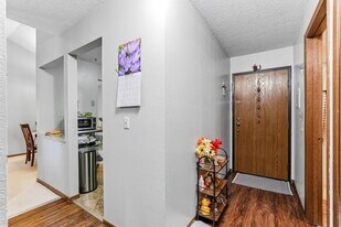 3850 Plymouth Blvd, Unit 323 in Minneapolis, MN - Building Photo