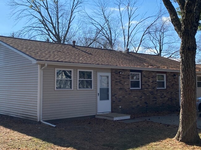 1603 Queens Way in Champaign, IL - Building Photo - Building Photo