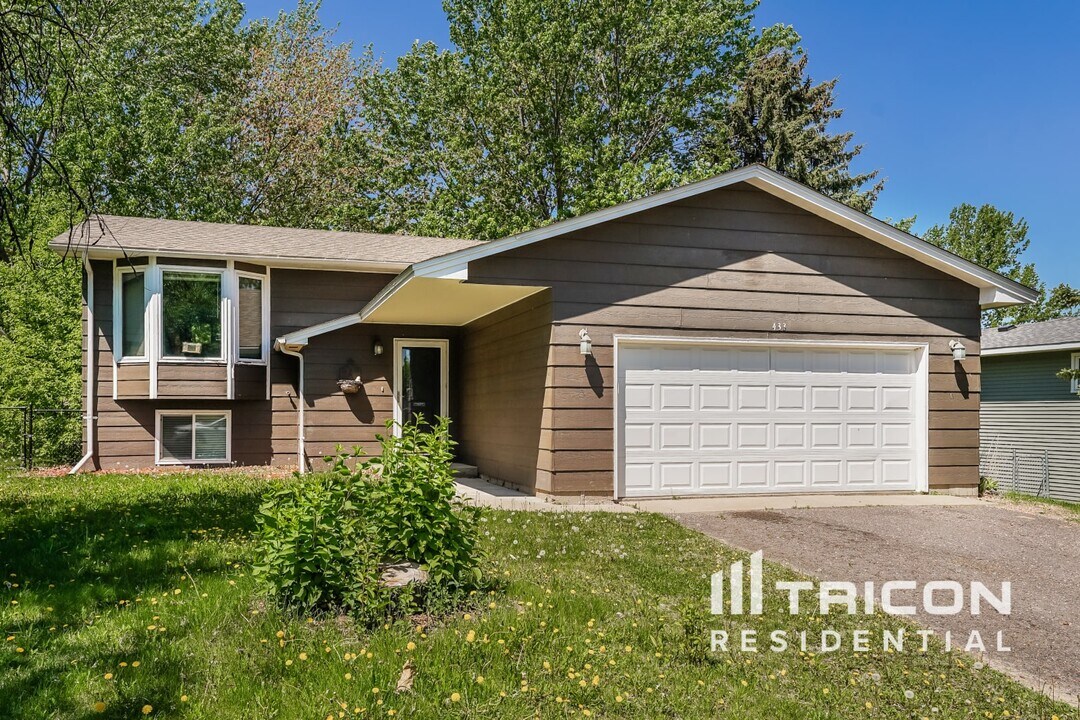 433 1st St NW in Saint Michael, MN - Building Photo