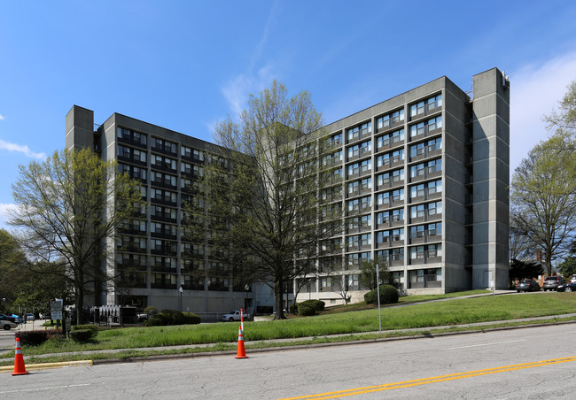 JJ Henderson Housing Center in Durham, NC - Foto de edificio - Building Photo