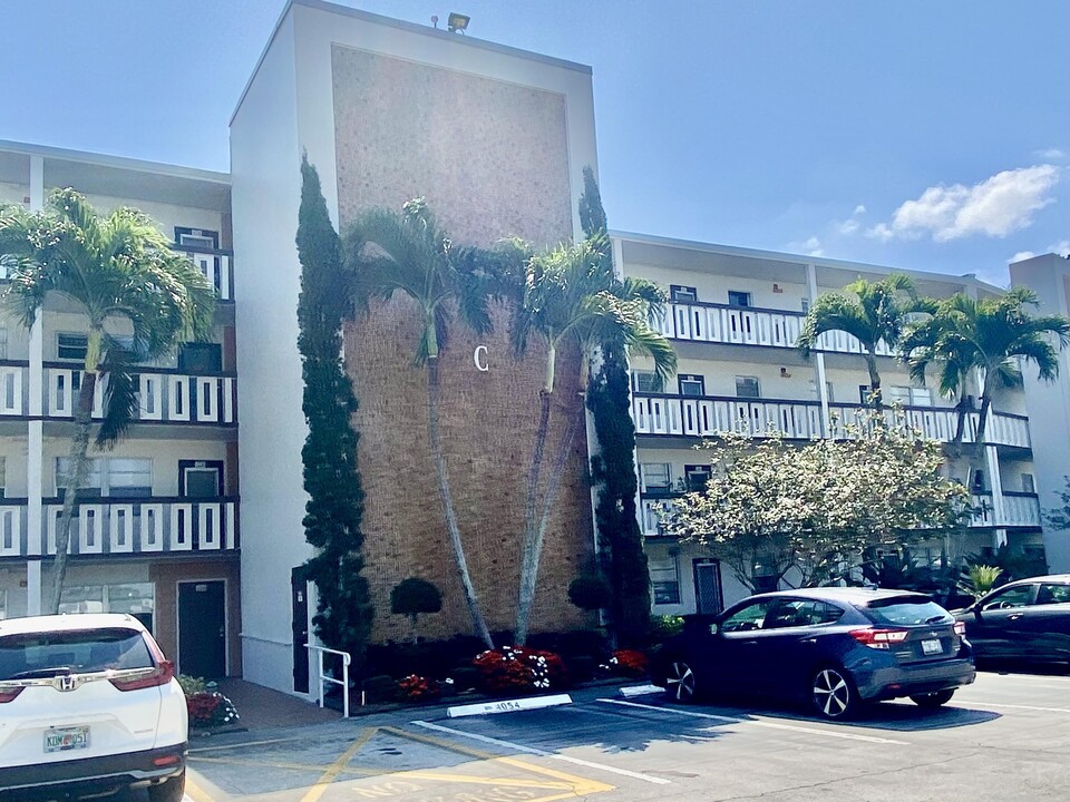 4052 Hythe A in Boca Raton, FL - Foto de edificio