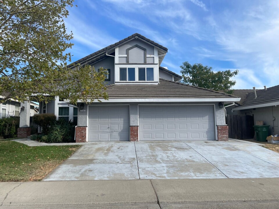 5109 Surrey Glen Way in Elk Grove, CA - Building Photo