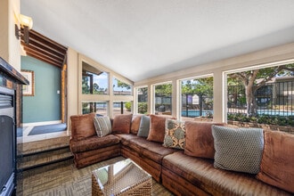 Pinecreek Village Apartments in Costa Mesa, CA - Foto de edificio - Building Photo