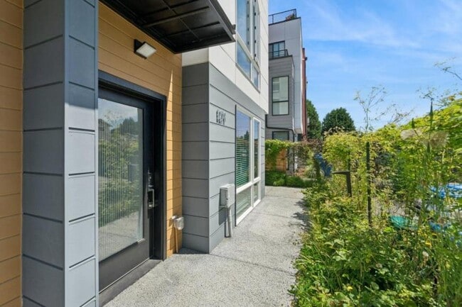 527 S Cloverdale St in Seattle, WA - Building Photo - Building Photo