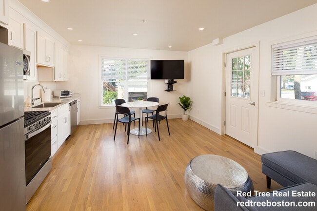 92 Brown St, Unit 1 in Waltham, MA - Foto de edificio - Building Photo