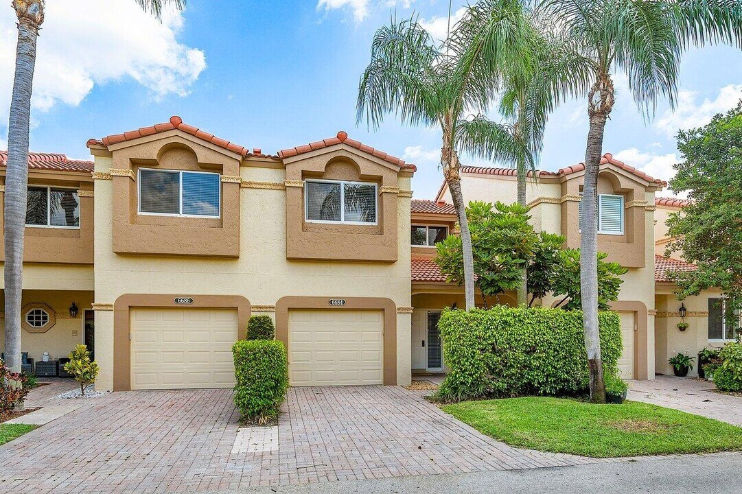 6684 Via Regina in Boca Raton, FL - Building Photo