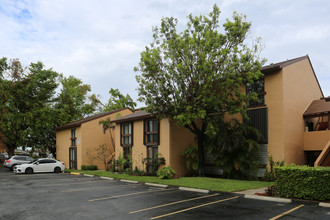 Lynbrook Courts Condominiums in Miami, FL - Building Photo - Building Photo