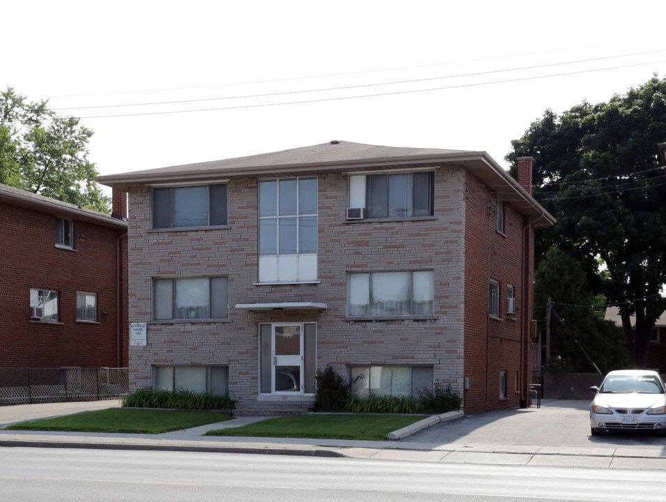 729 Upper James St in Hamilton, ON - Building Photo