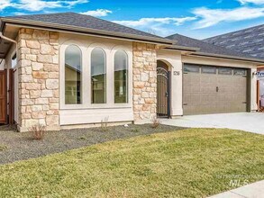 6631 S Kirra Way in Boise, ID - Building Photo - Building Photo