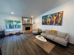 1233 E Via Escuela in Palm Springs, CA - Building Photo - Building Photo