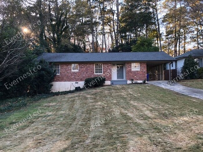 property at 1915 Fairway Cir NE