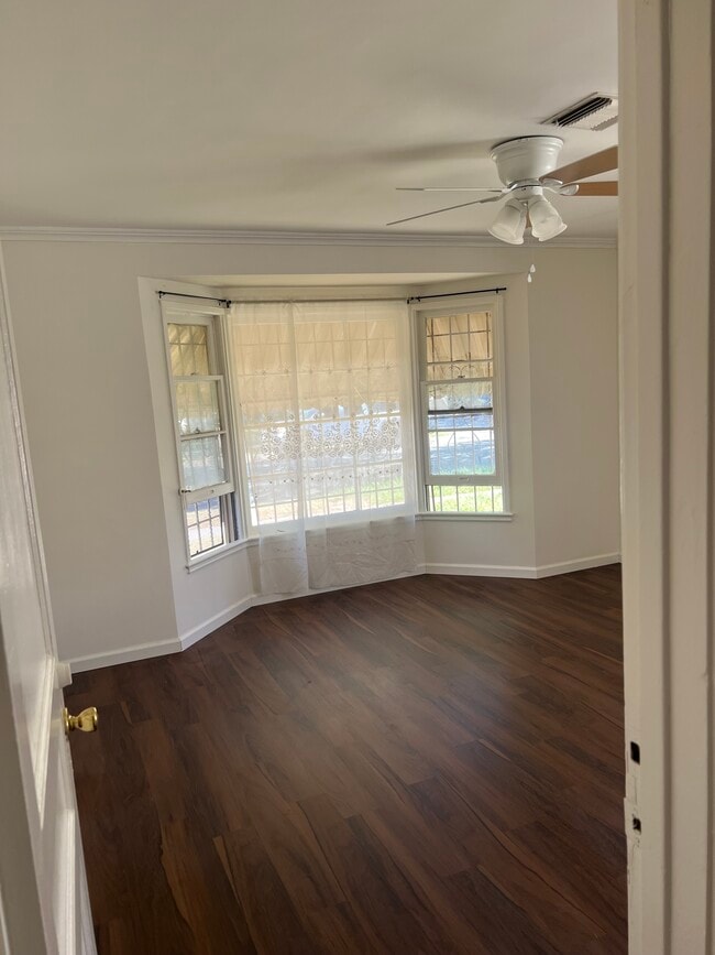 13216 McKinley Ave, Unit Front House in Los Angeles, CA - Foto de edificio - Building Photo