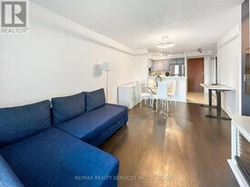 2545 Erin Centre Blvd in Mississauga, ON - Building Photo