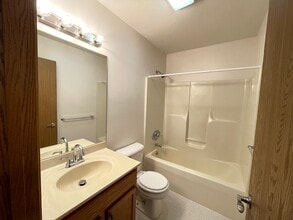 2829 Burgundy Dr in Erie, PA - Foto de edificio - Building Photo