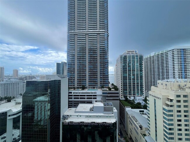 1060 Brickell Ave in Miami, FL - Building Photo - Building Photo