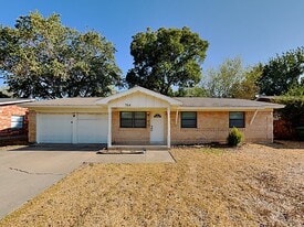 764 Oakwood Ave in Hurst, TX - Building Photo