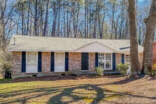 8080 Devonshire Dr in Jonesboro, GA - Building Photo
