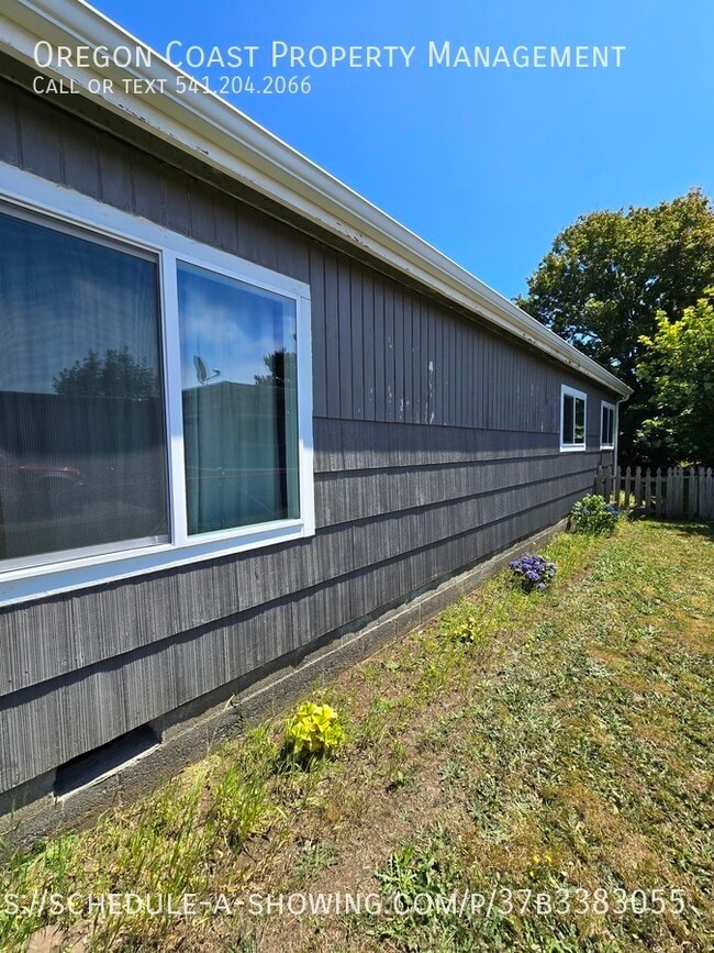 234 NE 11th St in Newport, OR - Building Photo - Building Photo