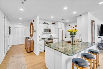 615 Dream Island Pl, Unit 201 in Longboat Key, FL - Building Photo - Building Photo