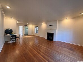 230 E Mulberry Ave in San Antonio, TX - Foto de edificio - Building Photo