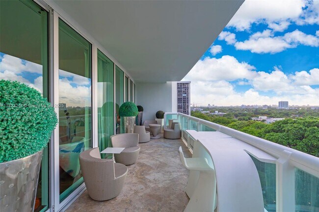 1643 Brickell Ave, Unit 1406 in Miami, FL - Building Photo - Building Photo
