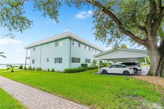 3225 E Riverside Dr in Ft. Myers, FL - Building Photo - Building Photo