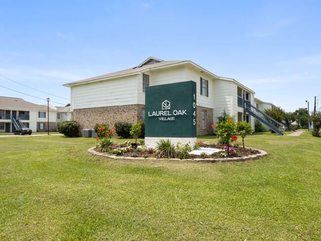 Laurel Oak Village in Lake Charles, LA - Building Photo - Building Photo