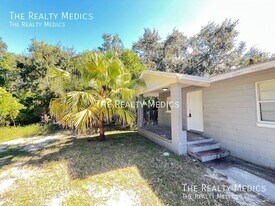 1118 Tuskegee St in Leesburg, FL - Building Photo