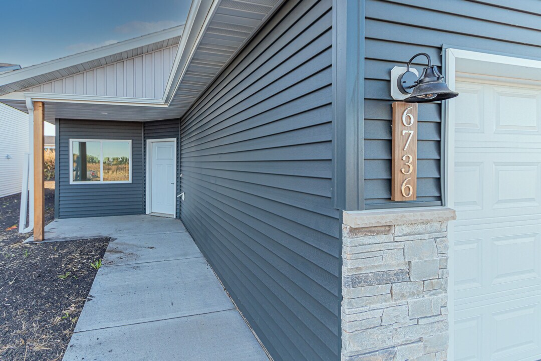 6736 66th Ave S in Horace, ND - Building Photo