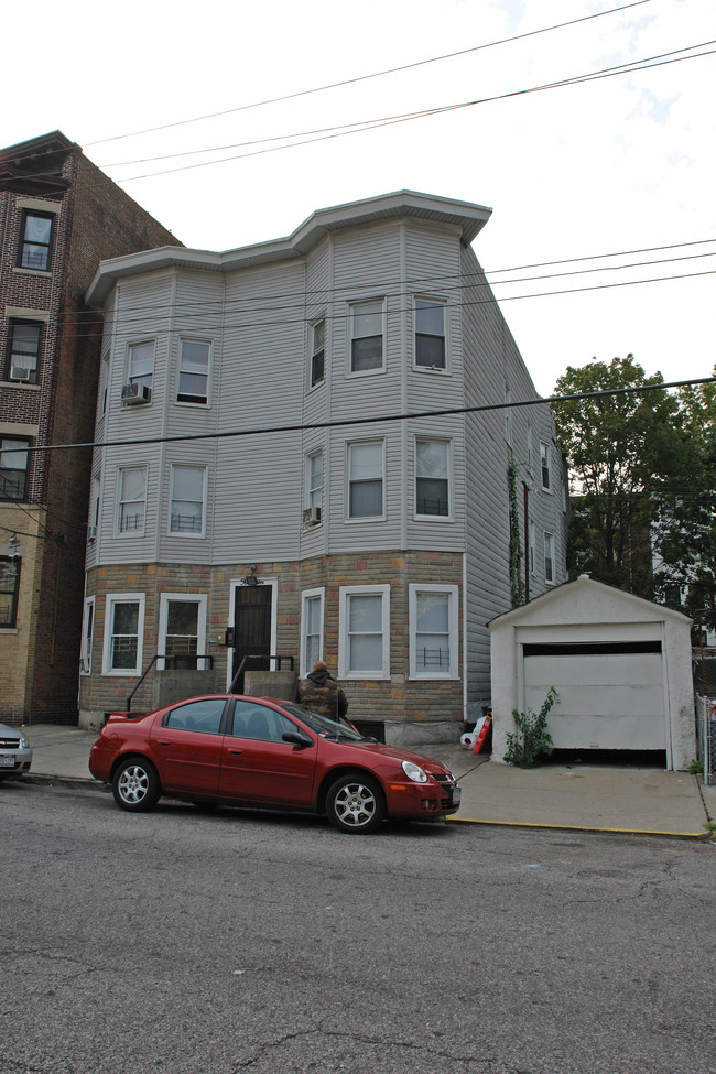 14 Rollins St in Yonkers, NY - Foto de edificio - Building Photo