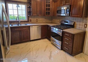 327 Roosevelt Ave in Ocean Township, NJ - Foto de edificio - Building Photo