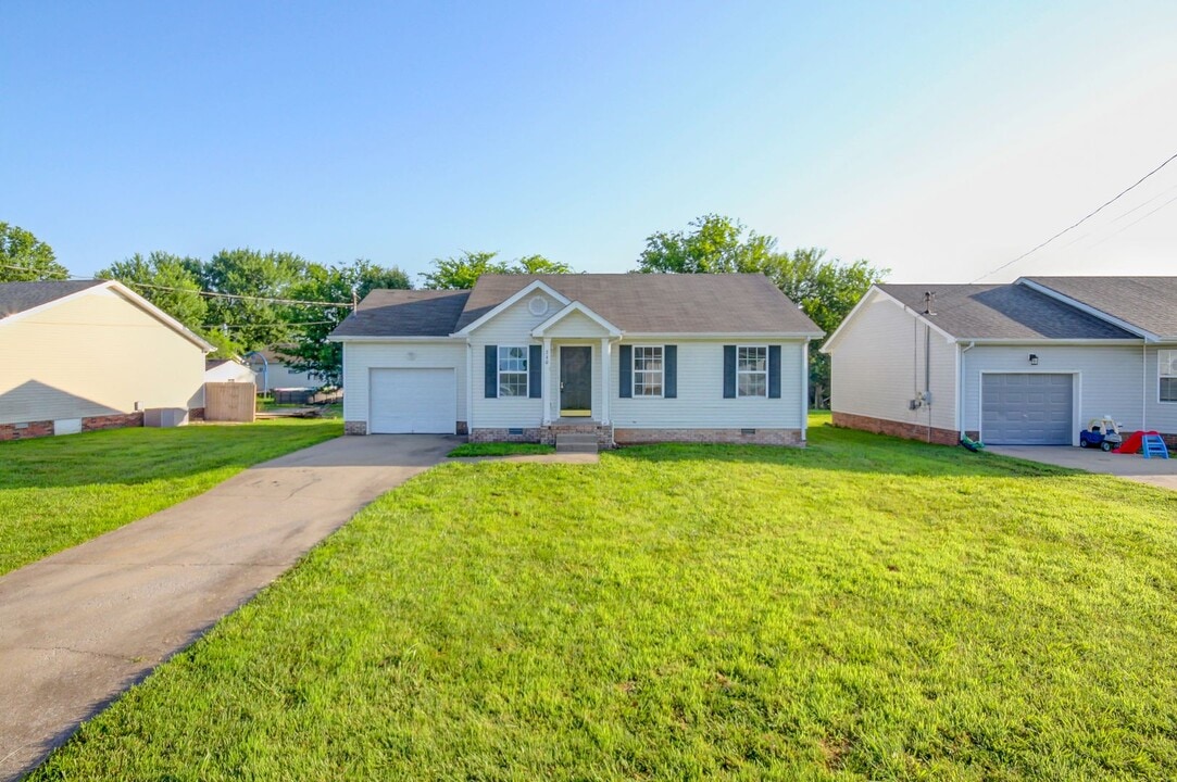 240 Waterford Dr in Oak Grove, KY - Building Photo