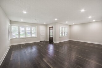 4924 Mimosa Dr in Bellaire, TX - Building Photo - Building Photo