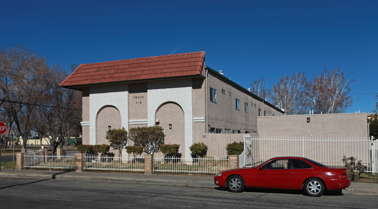 1125 E Ave Q12 in Palmdale, CA - Building Photo